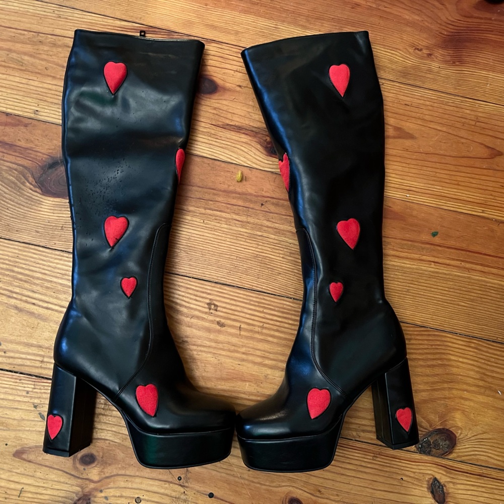 La Moda heart knee high black leather boots, size 10 PLEASE READ -CAT SCRATCHES